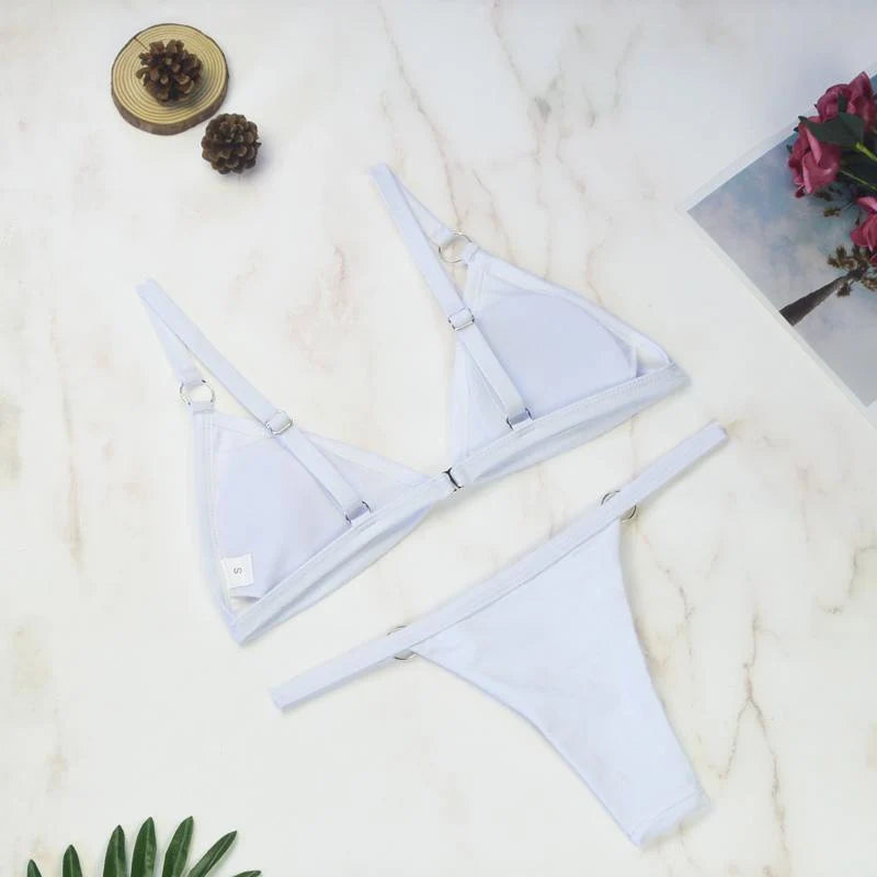 Zweiteiliger Bikini-Badeanzug mit goldfarbigen Metallringen und dreieckigen Körbchen