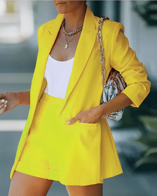 Set aus Blazer und Shorts