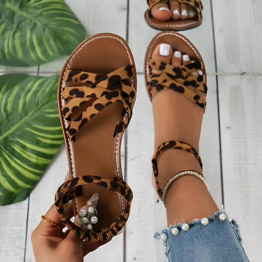 Flache Sandalen mit Leopardenmuster