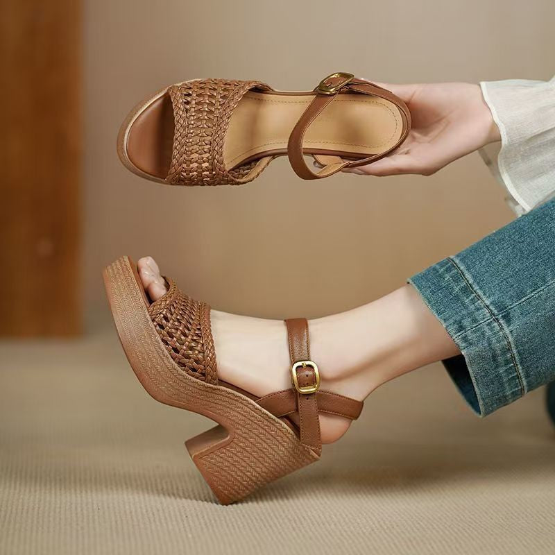Sandalias de tacón alto con tejido y estilo retro