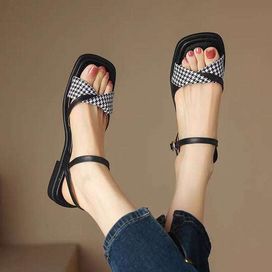 Sandalias planas de diseño sencillo para verano