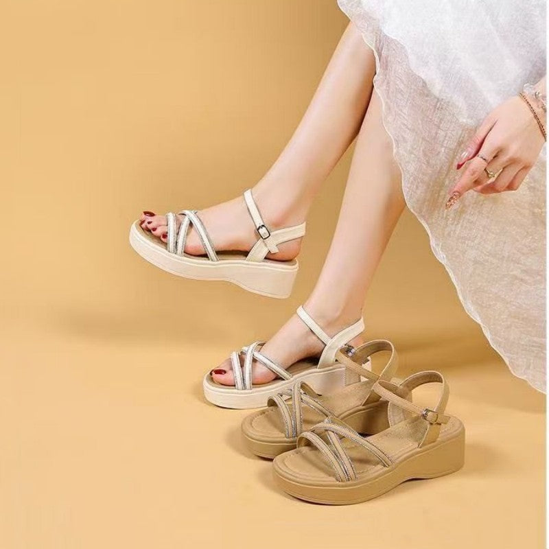 Sandalias de plataforma con pedrería y estilo moderno