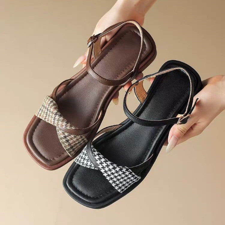 Sandalias planas de diseño sencillo para verano