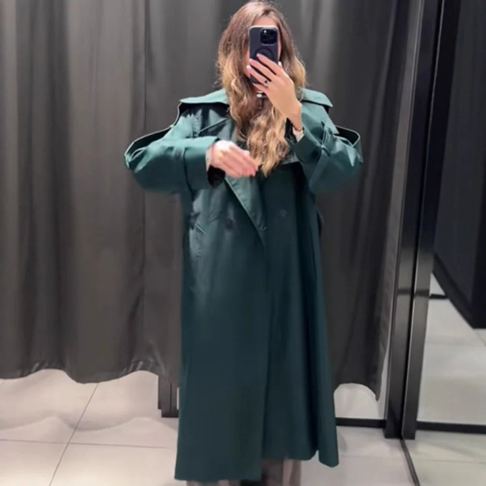 Damen Trenchcoat mit modernen Details und breitem Revers