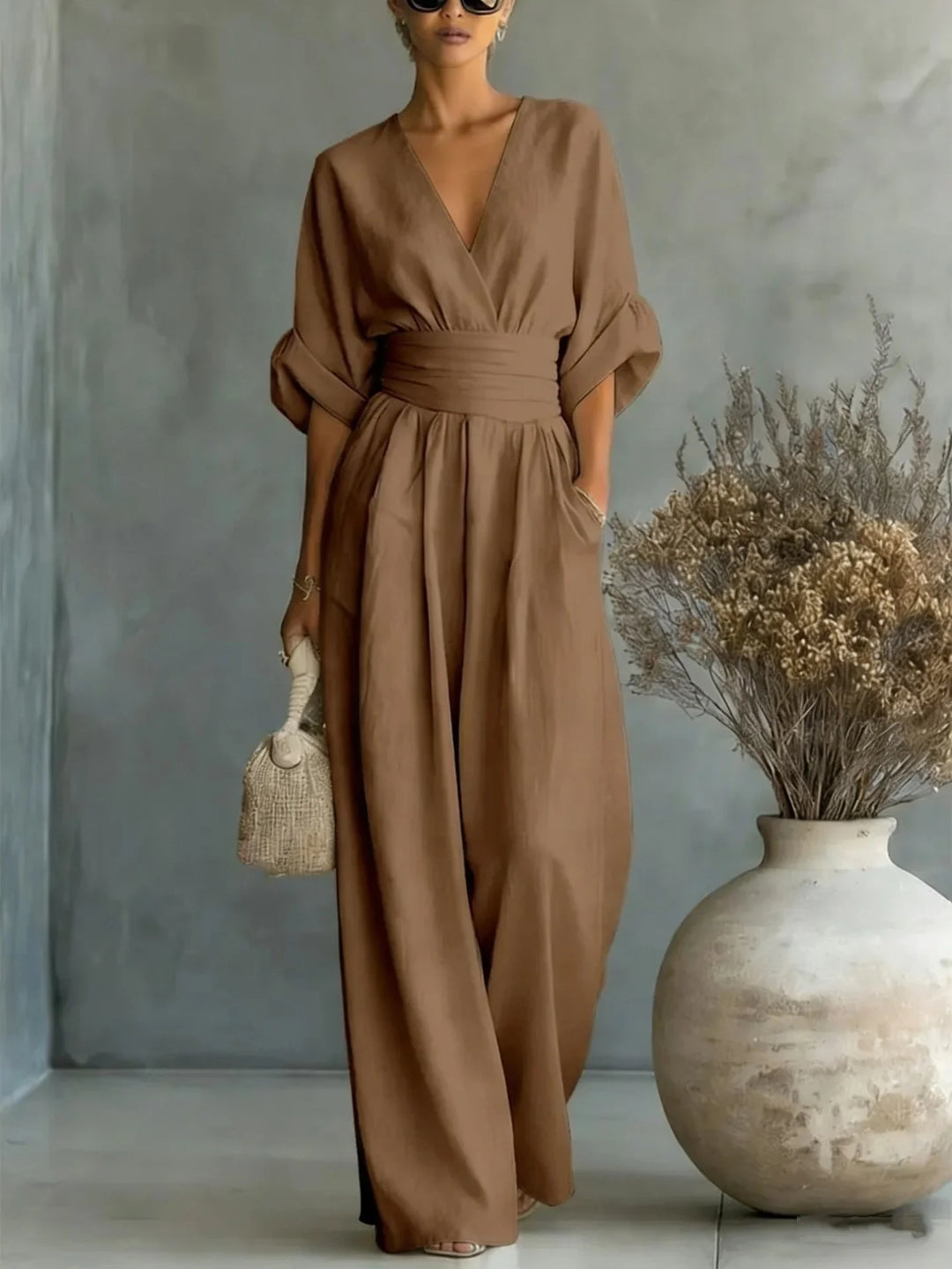 Eleganter Ärmelloser Jumpsuit mit Tiefem V-Ausschnitt, Taillenbund und Weitem Bein