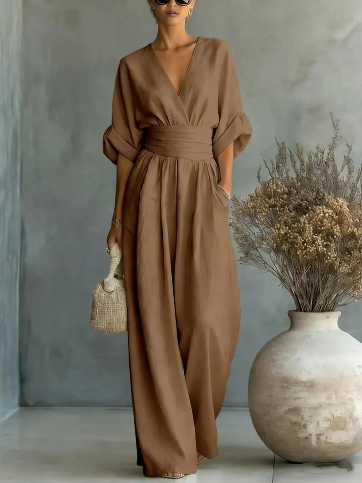 Eleganter Ärmelloser Jumpsuit mit Tiefem V-Ausschnitt, Taillenbund und Weitem Bein
