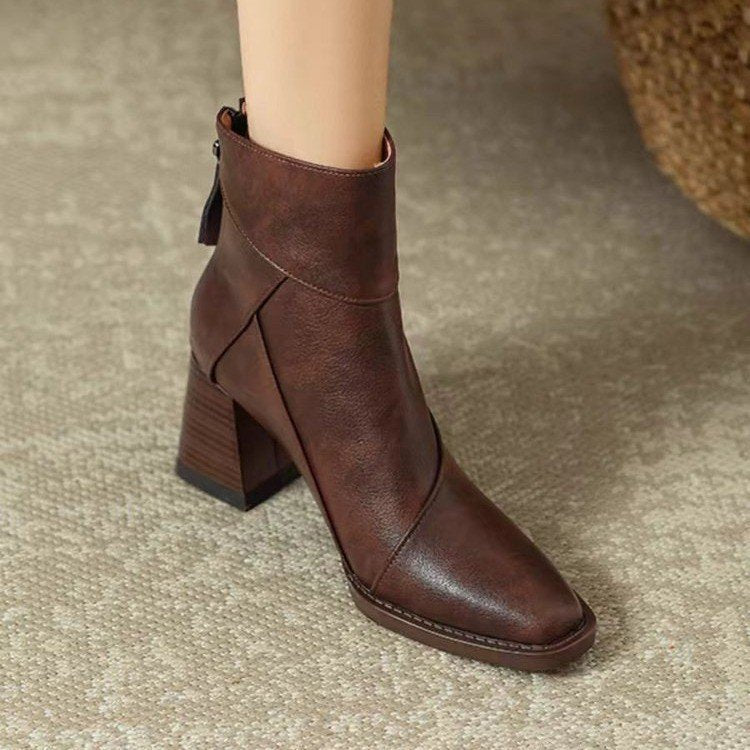 Modische Stiefel mit hohen Absätzen im britischen Stil
