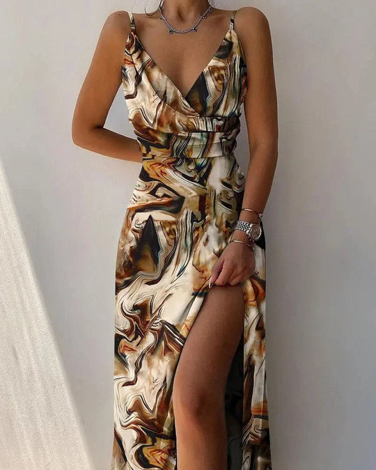 tief ausgeschnittenes Kleid mit Rüschenschlitz