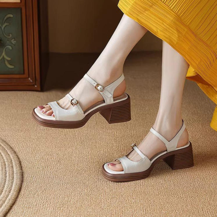 Sandalias modernas de punta abierta que aumentan la altura