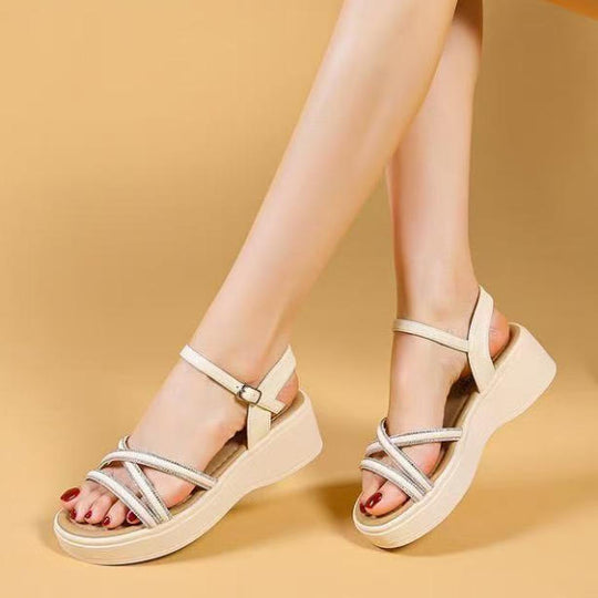 Sandalias de plataforma con pedrería y estilo moderno