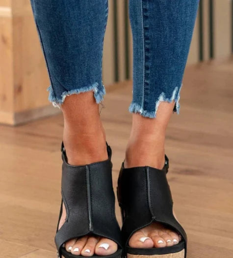 Stilvolle, verstellbare Sommersandalen mit Fußgewölbestütze