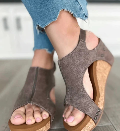 Stilvolle, verstellbare Sommersandalen mit Fußgewölbestütze